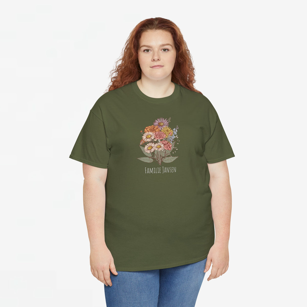Legergroene T-shirt met bloemenboeketprint en kleine tekst midden op de borst.