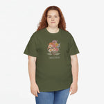 Legergroene T-shirt met bloemenboeketprint en kleine tekst midden op de borst.