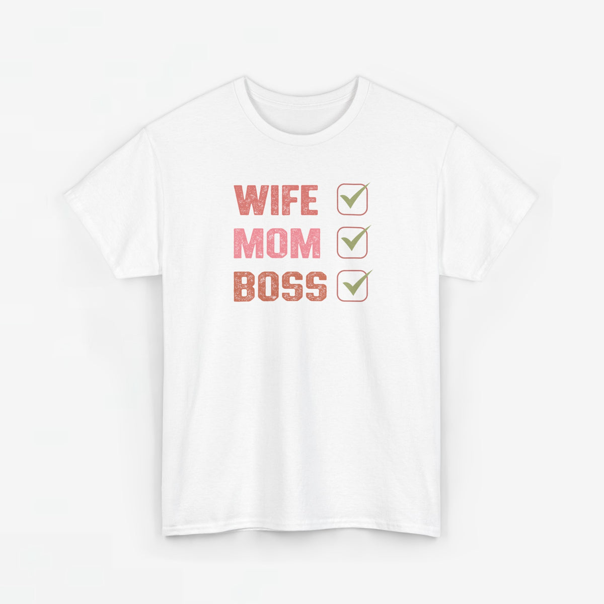 Wit T-shirt met 'WIFE MOM BOSS' opdruk en drie groene vinkjes