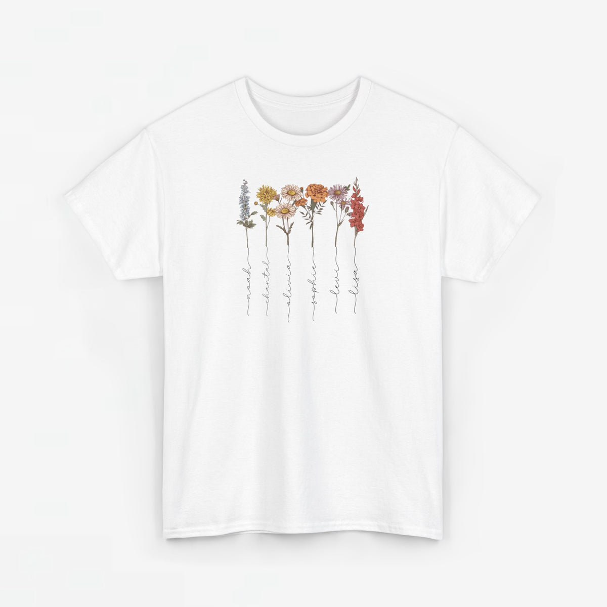 Wit T-shirt met bloemenrij en namenprint op de borst