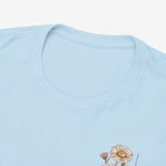 Nekrand en bovenkant van T-shirt lichtblauw met deel van bloemenprint