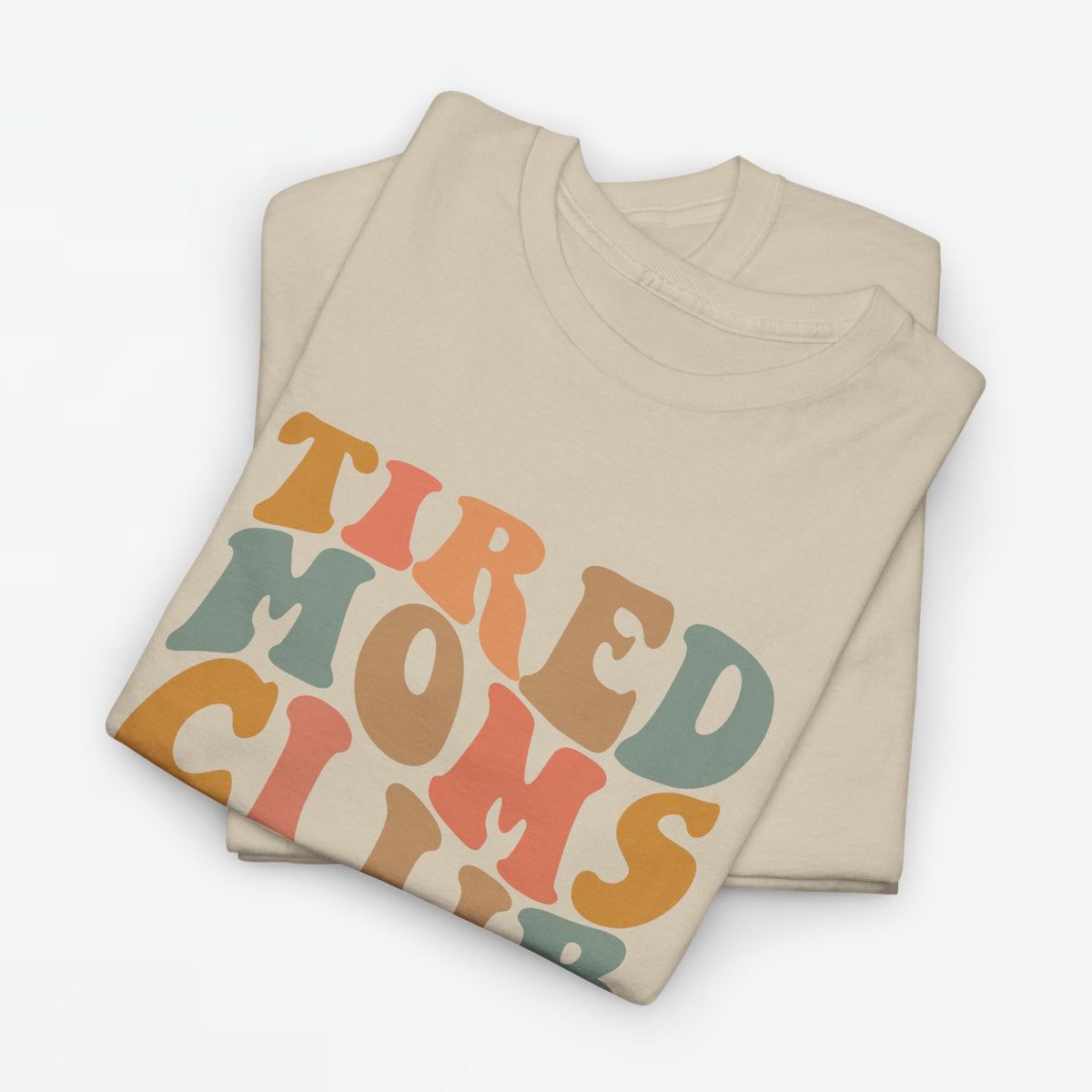 Oversized T-shirt zandkleurig met kleurrijke 'Tired Moms Club' print op de borst.
