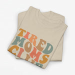 Oversized T-shirt zandkleurig met kleurrijke 'Tired Moms Club' print op de borst.