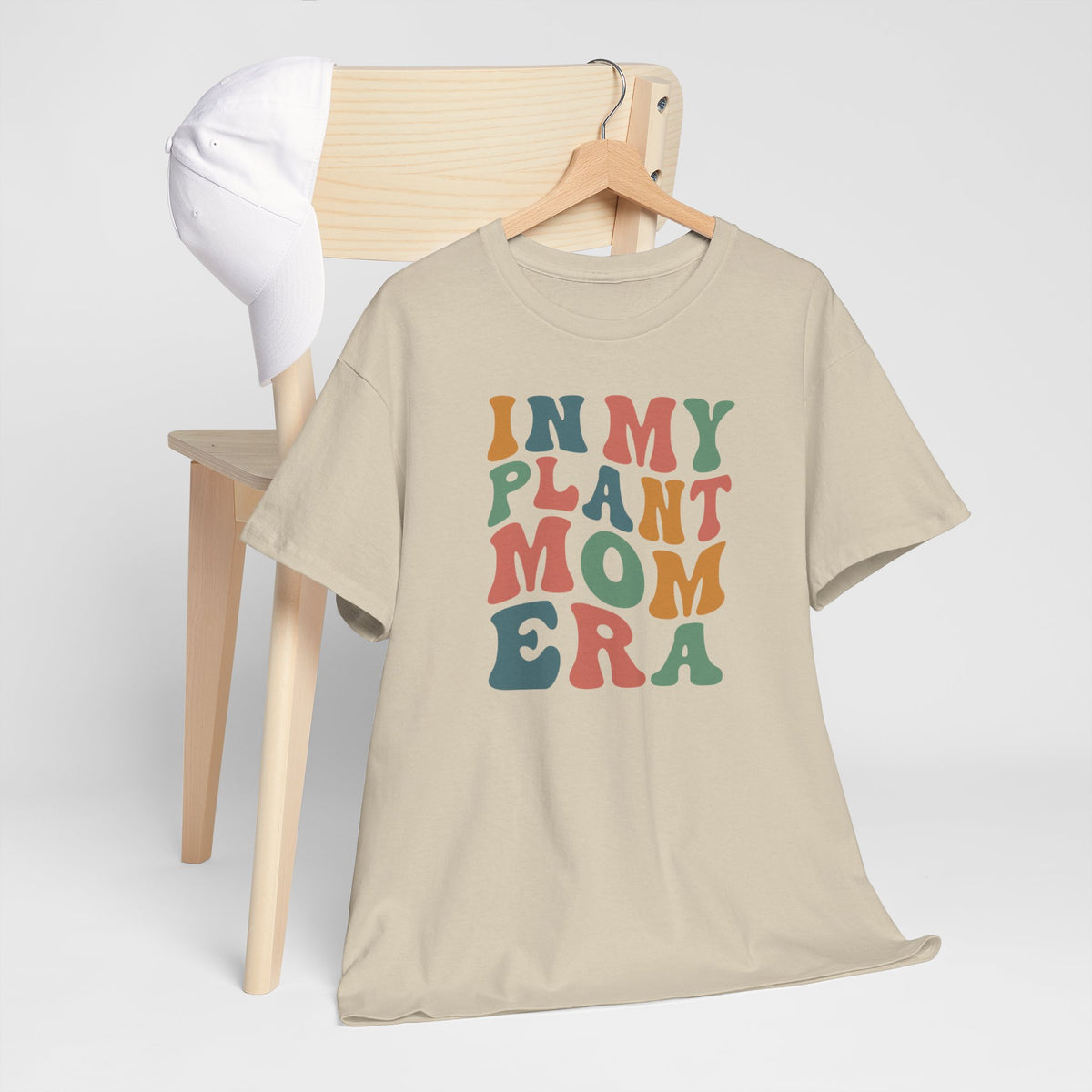 Beige T-shirt met ronde hals en kleurrijke plant-mom print op de voorkant