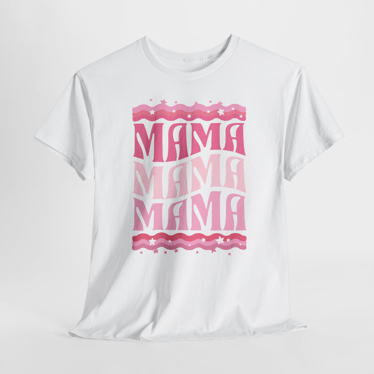 Wit T-shirt met roze “mama” print in drie regels vooraan.