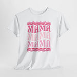 Wit T-shirt met roze “mama” print in drie regels vooraan.