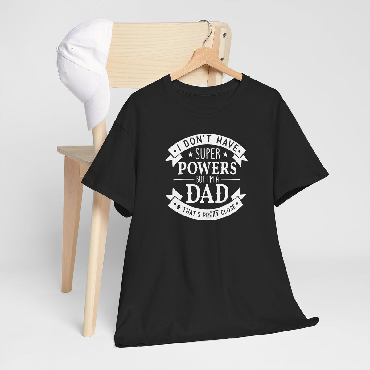 Zwarte t-shirt met witte ronde hals en borstprint 'Super Powers' 'Dad'.
