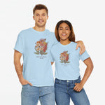Lichtblauwe t-shirts set met bloemenboeketprint op de borst, gedragen door twee personen