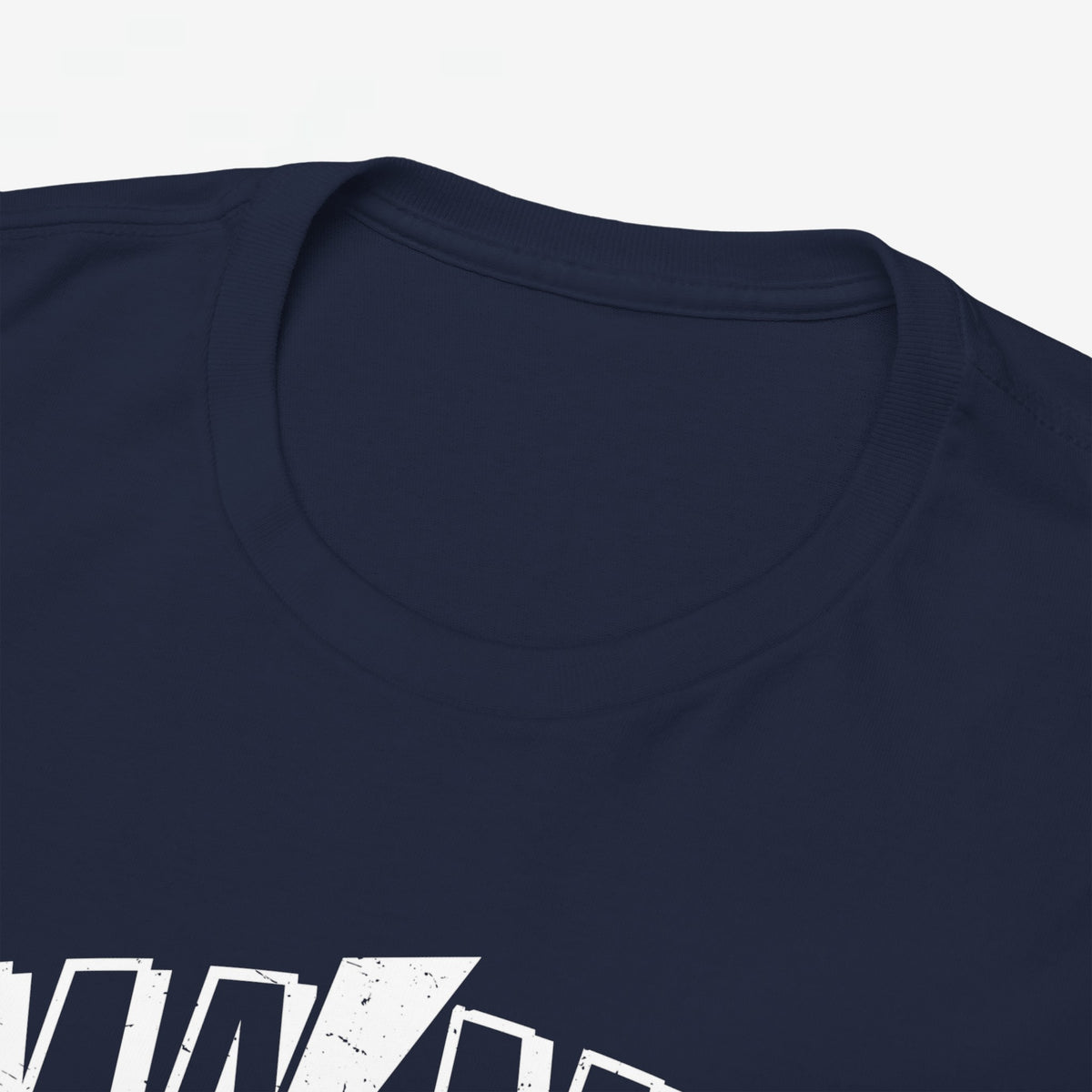 Nabijwerk van navy T-shirt met ronde hals en deel van witte “MA/MMA” print