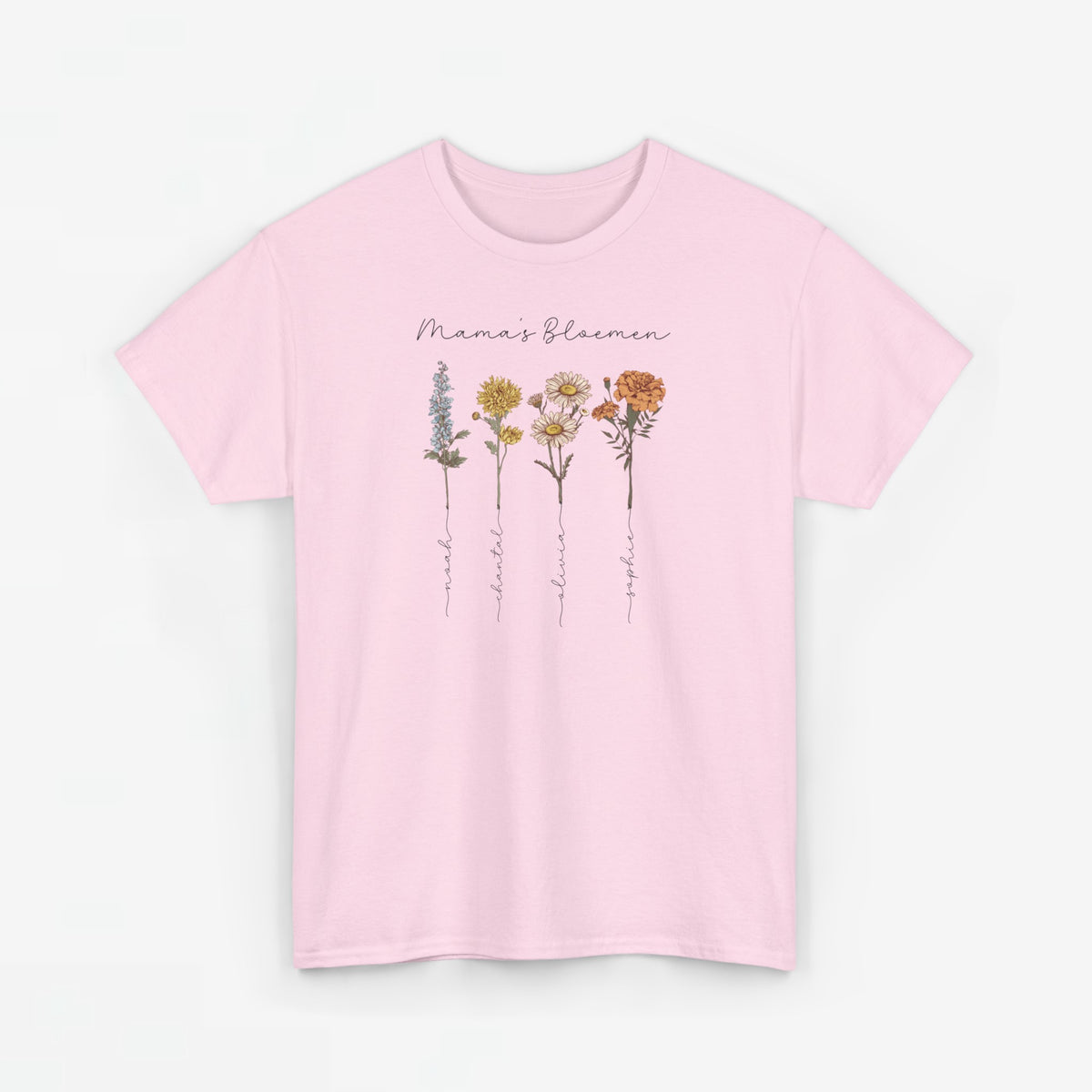 Roze T-shirt met bloemenprint en cursieve tekst op de voorkant