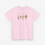 Roze T-shirt met bloemenprint en cursieve tekst op de voorkant