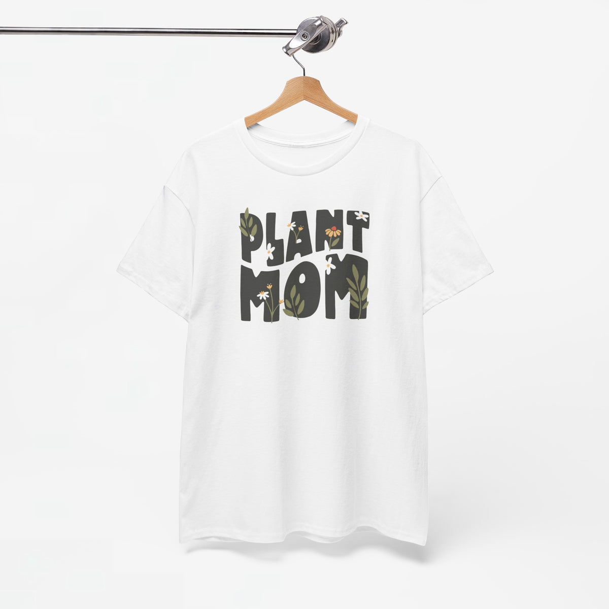 Wit T-shirt aan hangertje met “Plant Mom” borstprint
