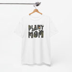 Wit T-shirt aan hangertje met “Plant Mom” borstprint