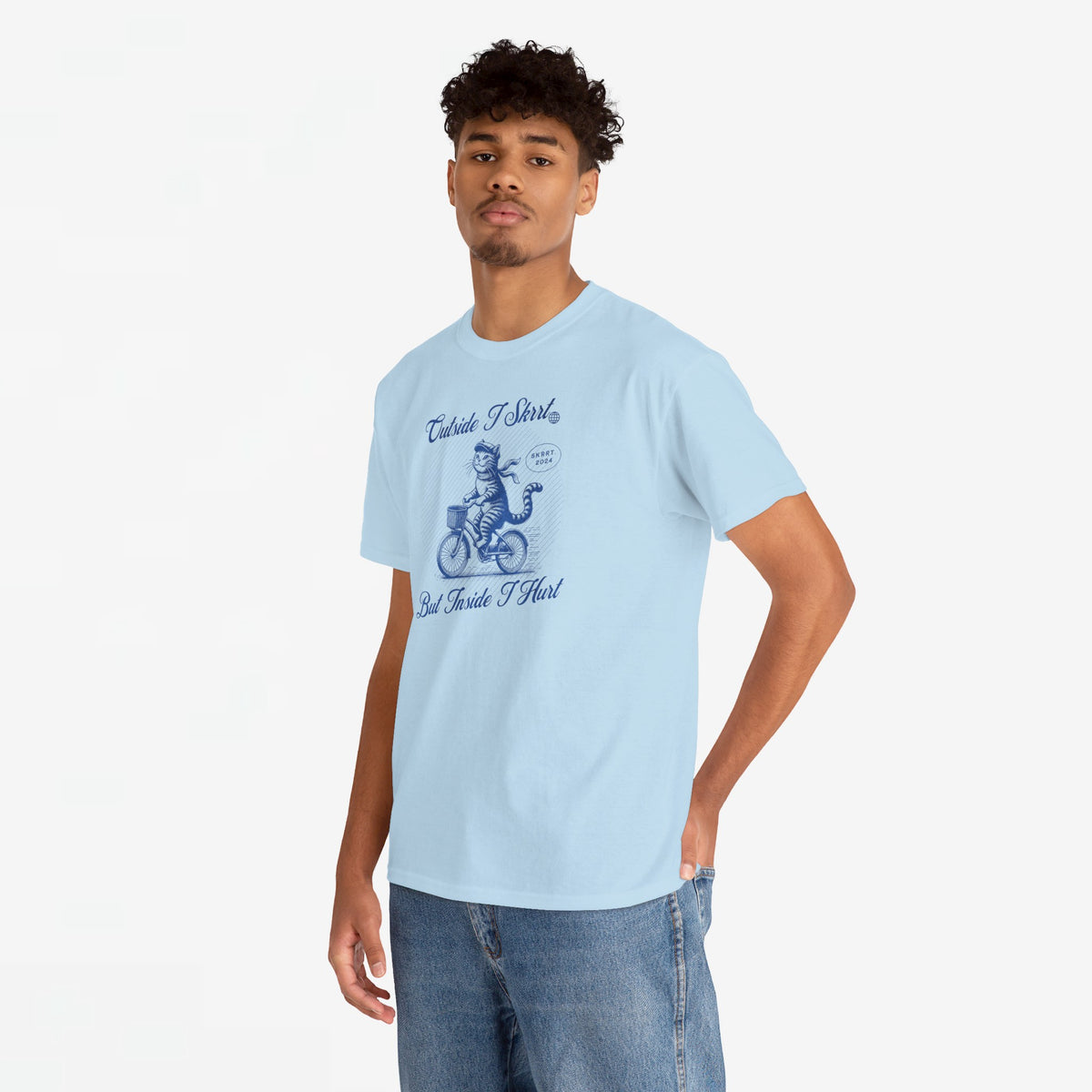 Lichtblauwe t-shirt met frontprint met kat op fiets en tekst, zijdelingse houding