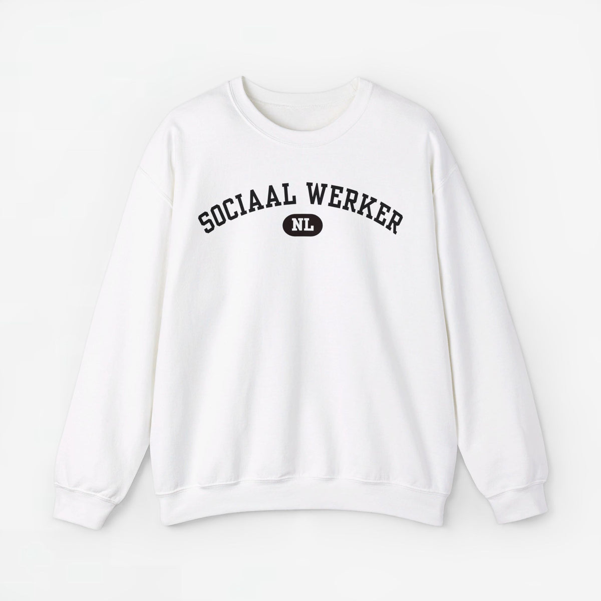 Witte trui met ronde hals en borstprint 'SOCIAAL WERKER'.