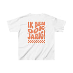 Wit kinder T-shirt met oranje tekstprint op de achterkant