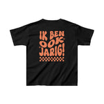Zwart kinder T-shirt met oranje tekstprint op de achterkant