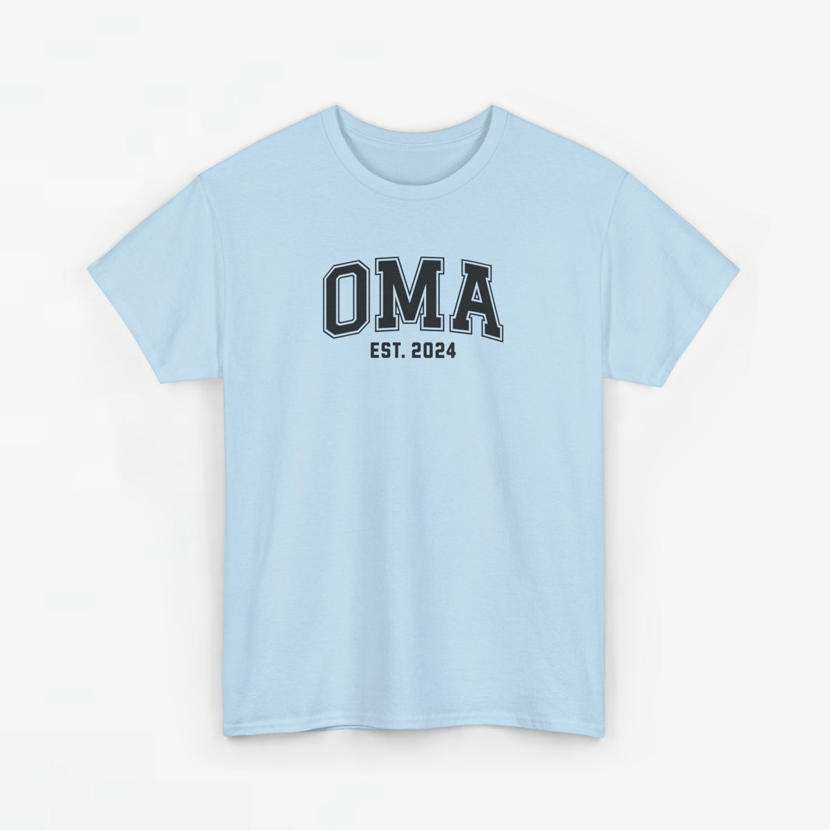 Lichtblauw T-shirt met opdruk “OMA” en “EST. 2024” op de borst.