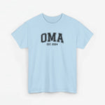 Lichtblauw T-shirt met opdruk “OMA” en “EST. 2024” op de borst.