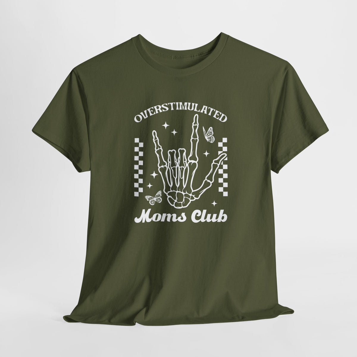 Militairgroen T-shirt met grote witte opdruk “OVERSTIMULATED Moms Club” voor