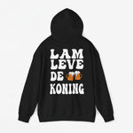 Zwarte hoodie met capuchon omhoog en rugprint “LAM LEVE DE KONING”