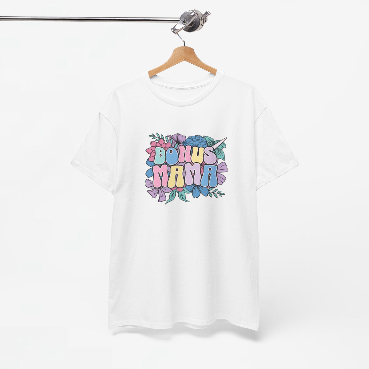 Witte oversized T-shirt aan een houten hanger, met “BONUS MAMA” kleurrijke borstprint