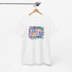 Witte oversized T-shirt aan een houten hanger, met “BONUS MAMA” kleurrijke borstprint