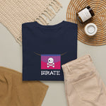 Marineblauwe t-shirt met pirate-schedelprint en ronde hals met paarse vlag-graphic