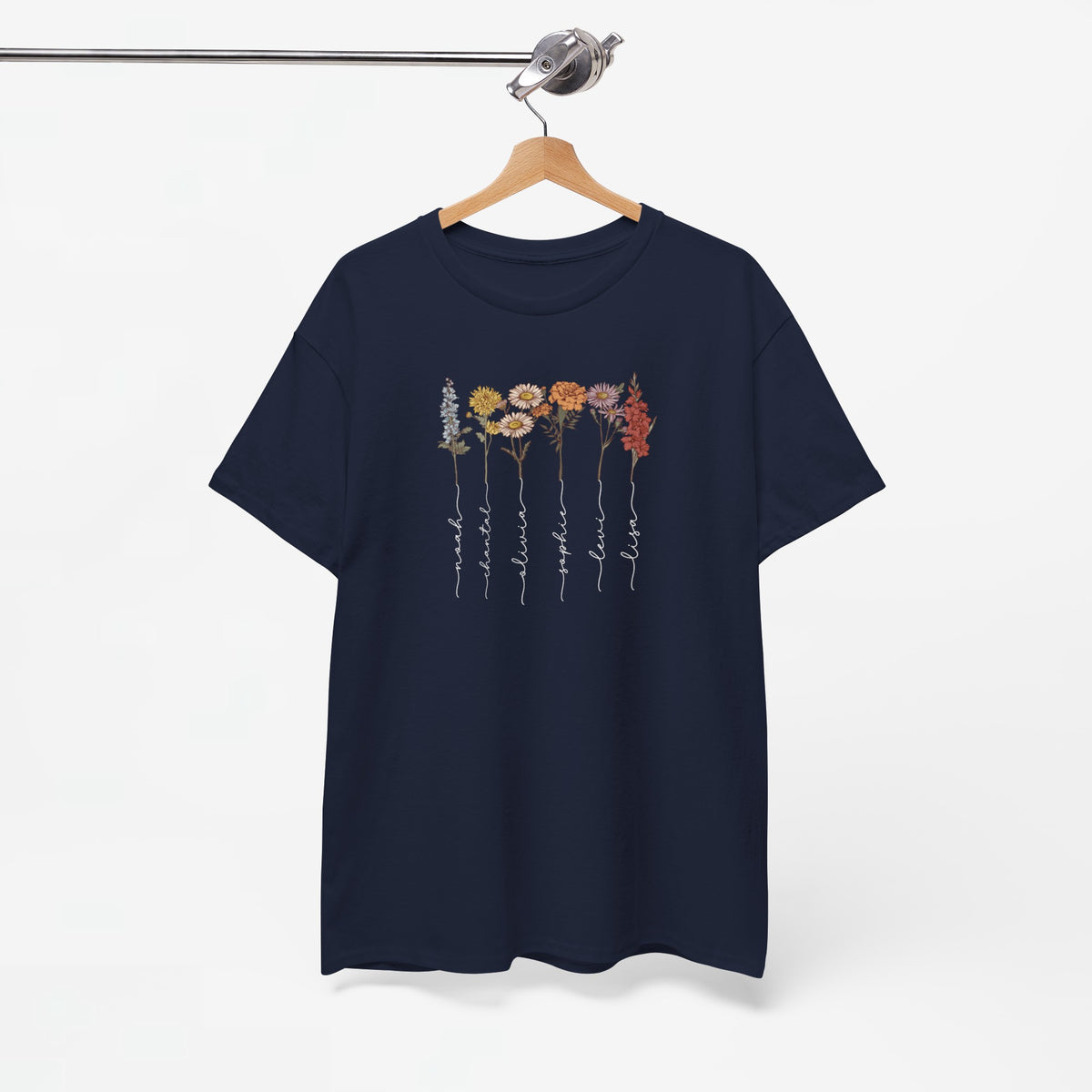 Donkerblauw t-shirt met bloemenprint en witte sierlijke namen, aan hanger