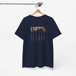 Donkerblauw t-shirt met bloemenprint en witte sierlijke namen, aan hanger