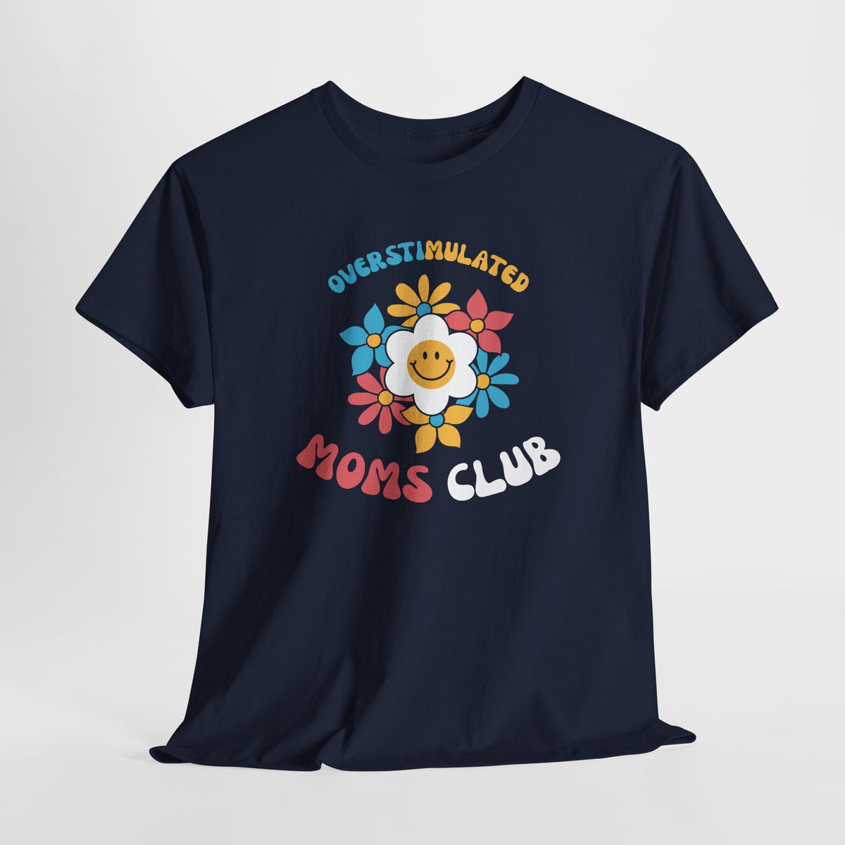 Donkerblauw oversized T-shirt met bloemenprint en 'OVERSTIMULATED MOMS CLUB' voorop.