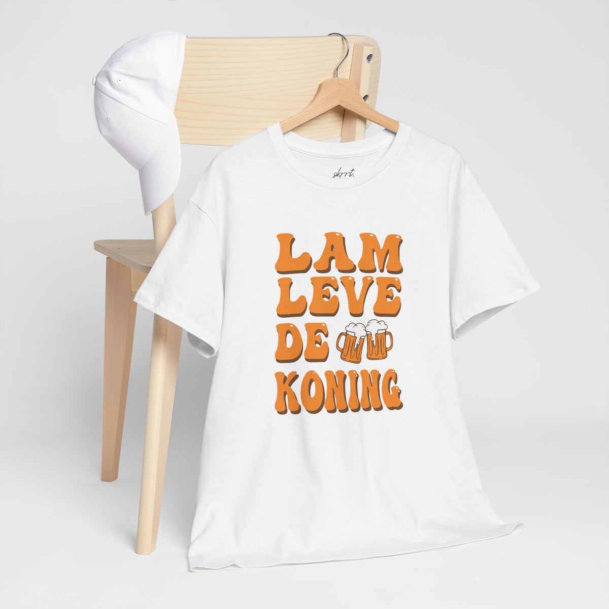 Wit heren T-shirt met oranje tekstprint 'Lam Leve de Koning' op borst.