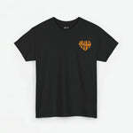 Zwart heren T-shirt met kleine oranje borstprint en korte mouwen