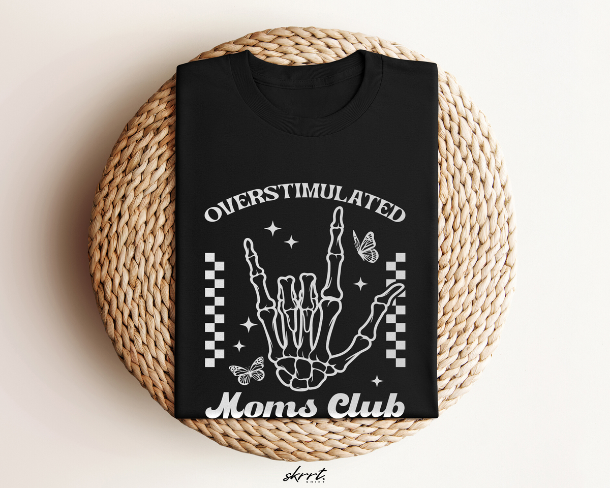 Zwarte oversized T-shirt met witte 'OVERSTIMULATED' en 'Mom's Club' print