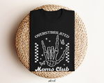 Zwarte oversized T-shirt met witte 'OVERSTIMULATED' en 'Mom's Club' print