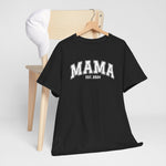 Zwart T-shirt met opdruk “MAMA” en “EST. 2024” op de borst, aan houten hanger