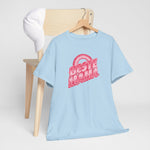 Lichtblauw T-shirt op hanger met rode “BESTE MAMA” opdruk.