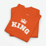 Oranje T-shirt met kroon en “KING” op de voorzijde, plat gelegd