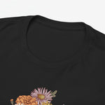 Zwarte T-shirt met ronde hals en close-up bloemenprint met 'Familie Jansen'.