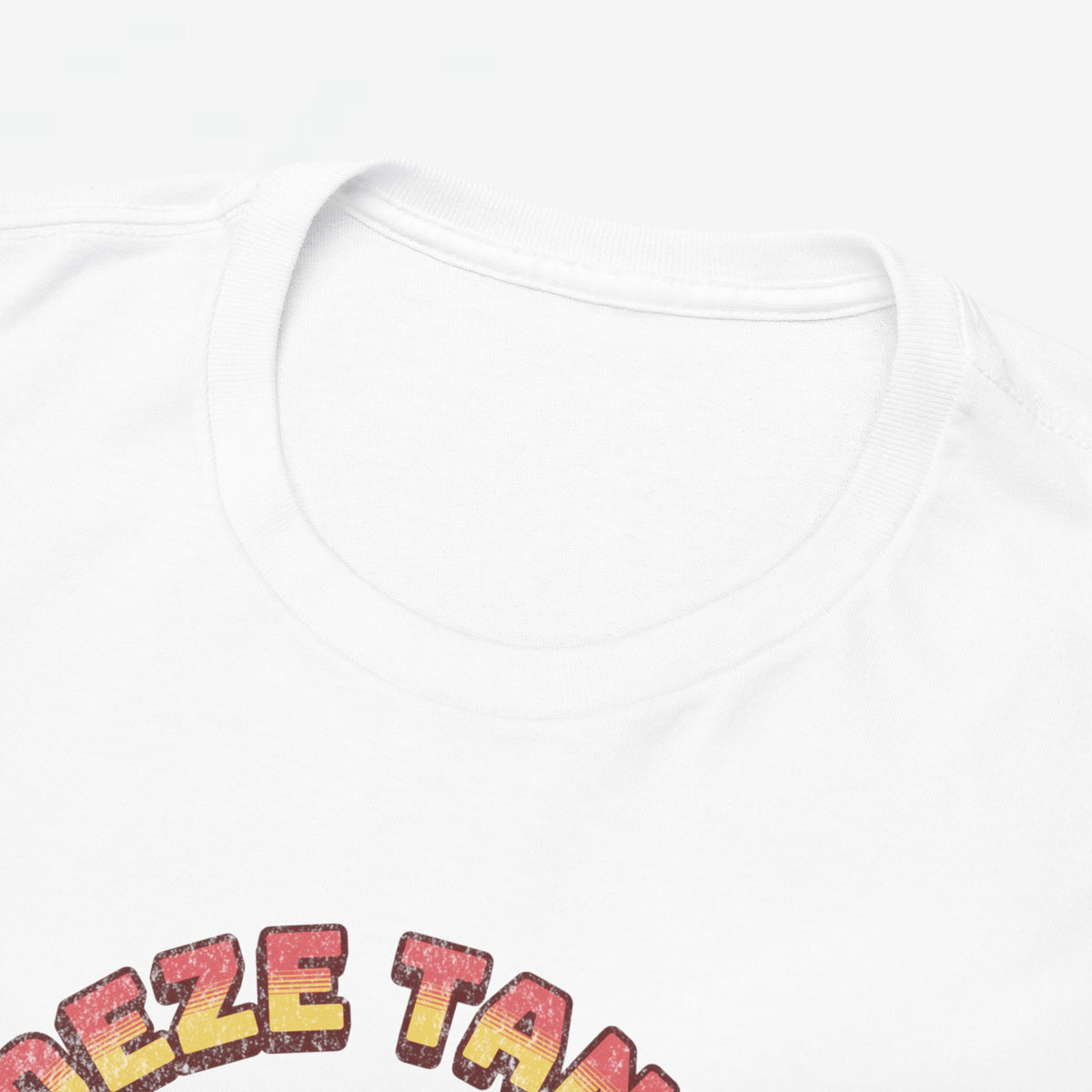 Witte T-shirt zoom en ronde hals met zichtbare rode cartoontekst onderaan