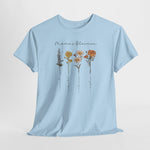 Lichtblauw T-shirt met bloemenprint en sierlijke tekst op de borst