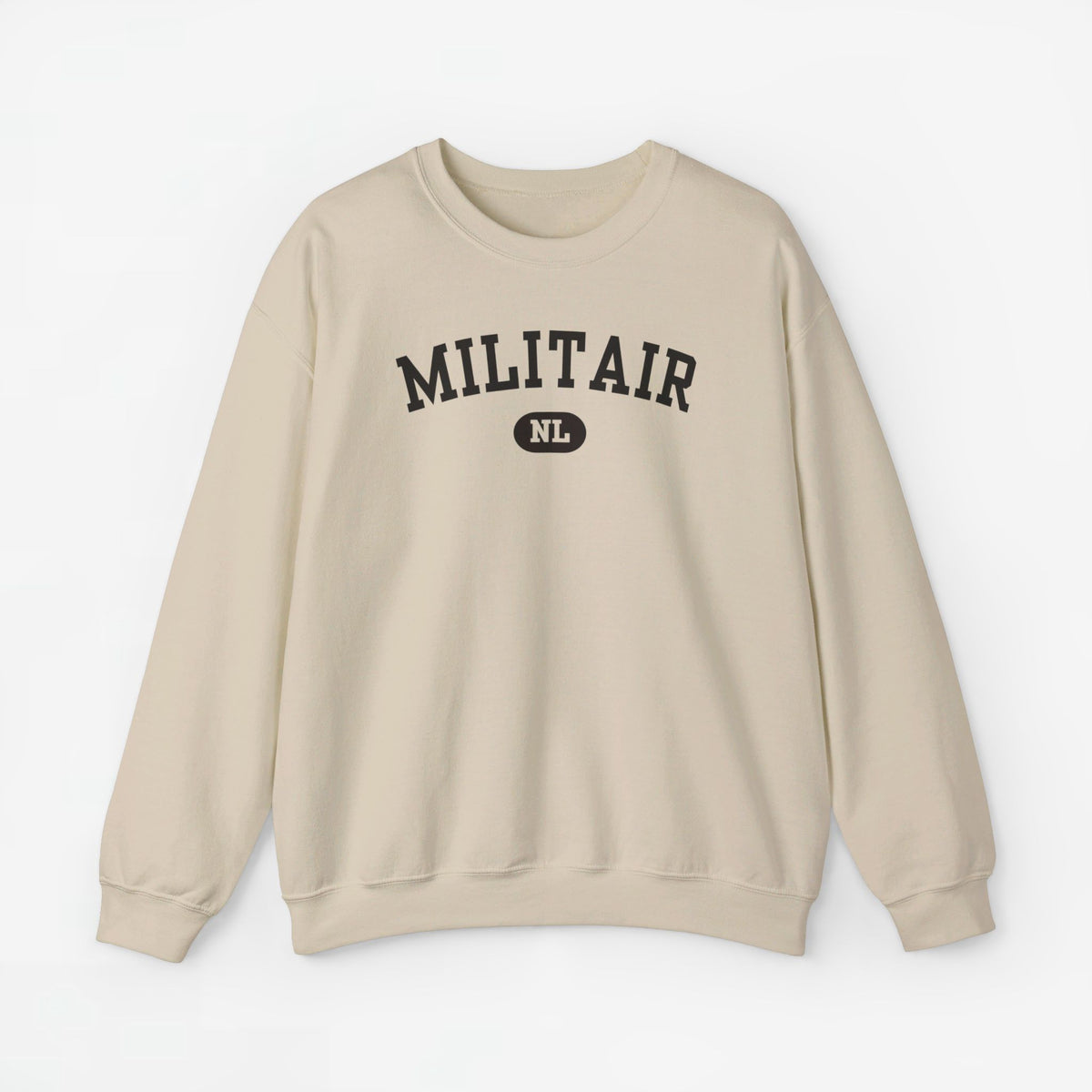 Sweater zandkleurig met opdruk “MILITAIR” en klein “NL”-embleem op de borst