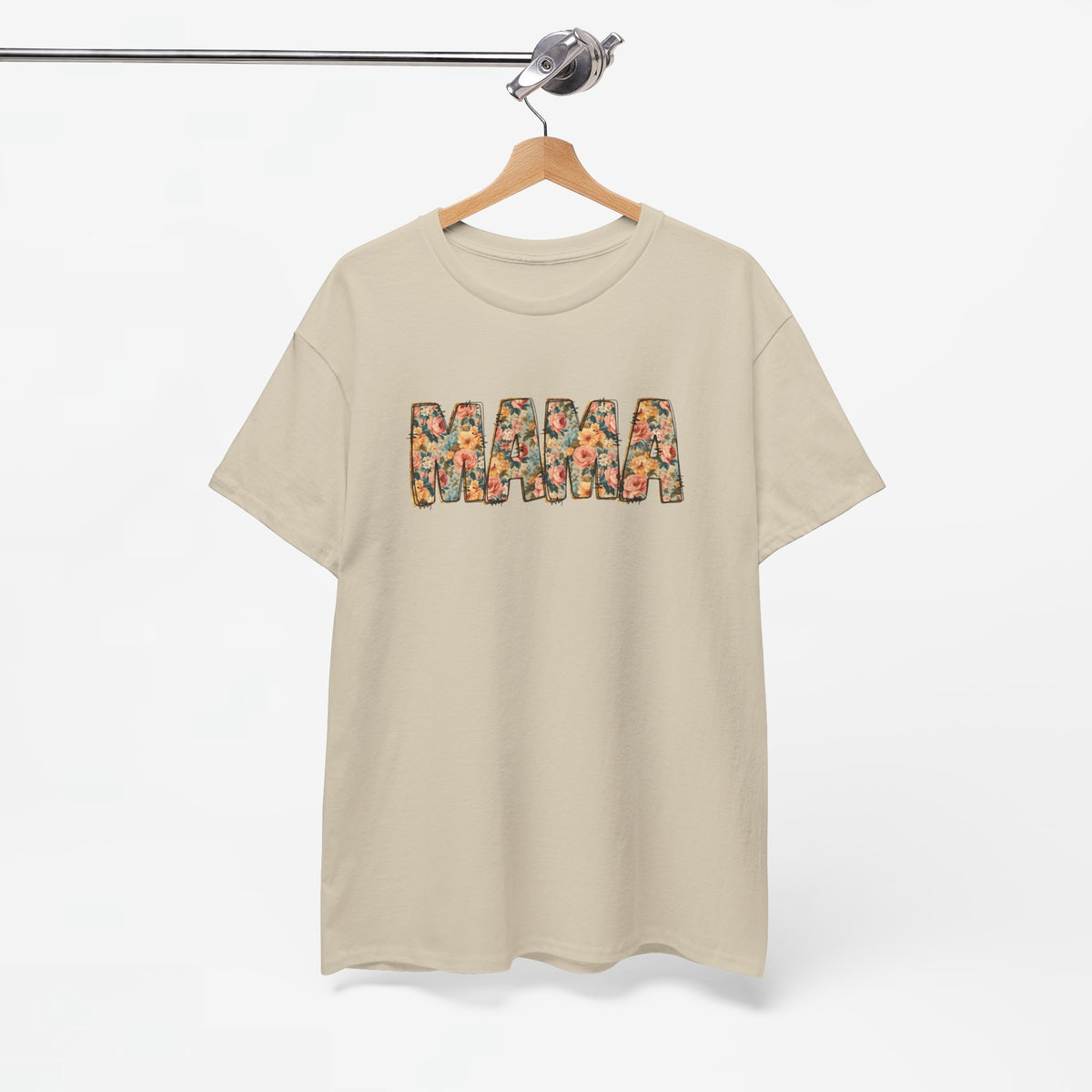 Beige T-shirt met bloemenprint “MAMA” op de borst, op hangertje