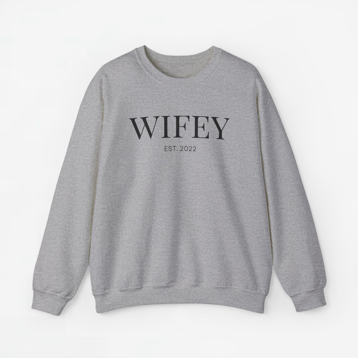 Lichtgrijze sweater met opdruk “WIFEY” en “EST. 2022” op de borst