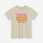 Beige T-shirt met ronde hals en kleurrijke opdruk op de borst