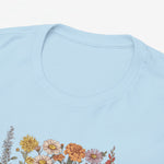 Lichtblauw T-shirt met ronde hals en bloemenprint met handgeschreven tekst