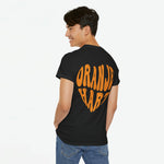 Zwarte heren-T-shirt met grote oranje rugprint in hartvorm
