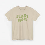 Beige T-shirt met ronde hals en groene “PLANT MOM”-opdruk op de voorkant.