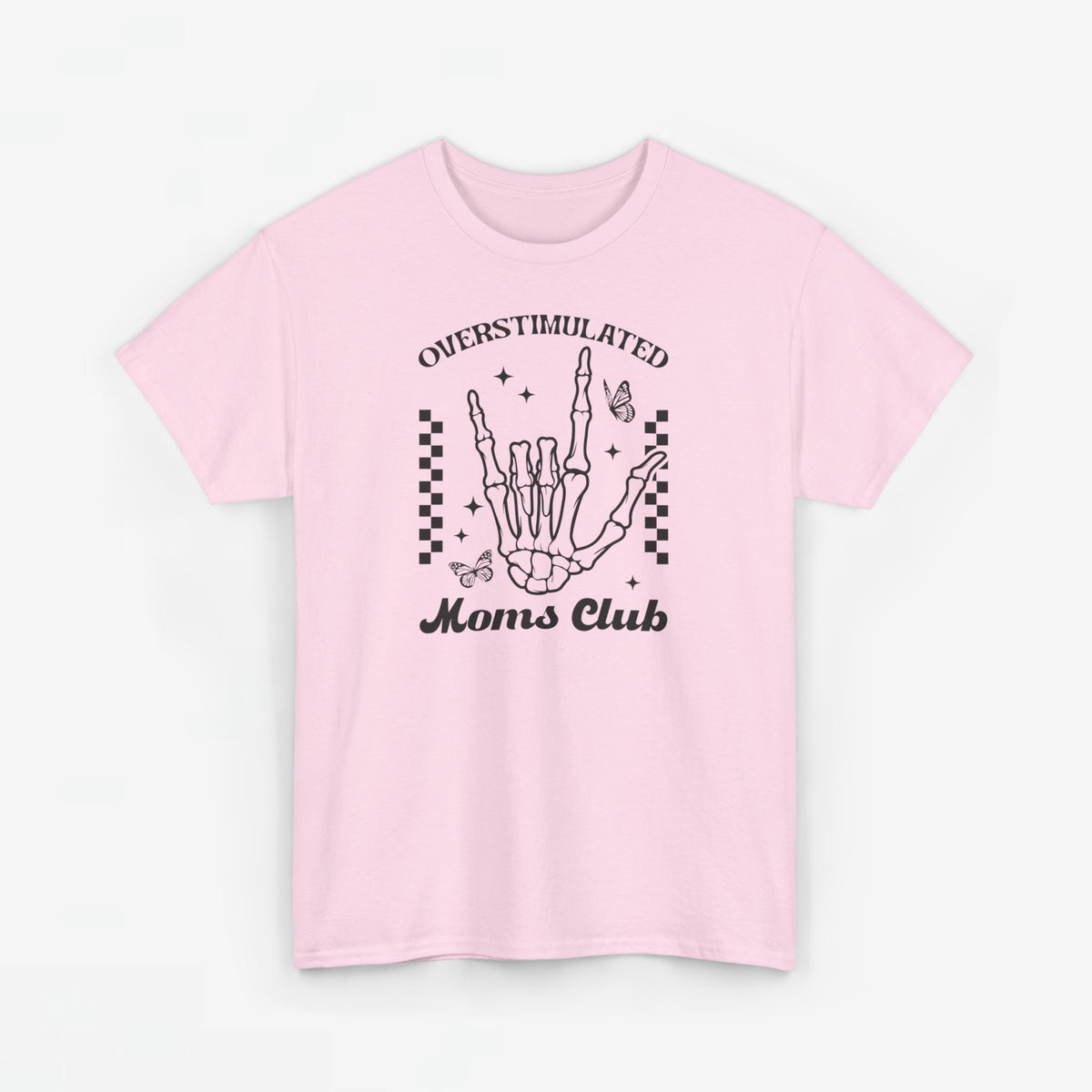 Roze T-shirt met borstprint van hand en tekst 'Overstimulated' en 'Moms Club'