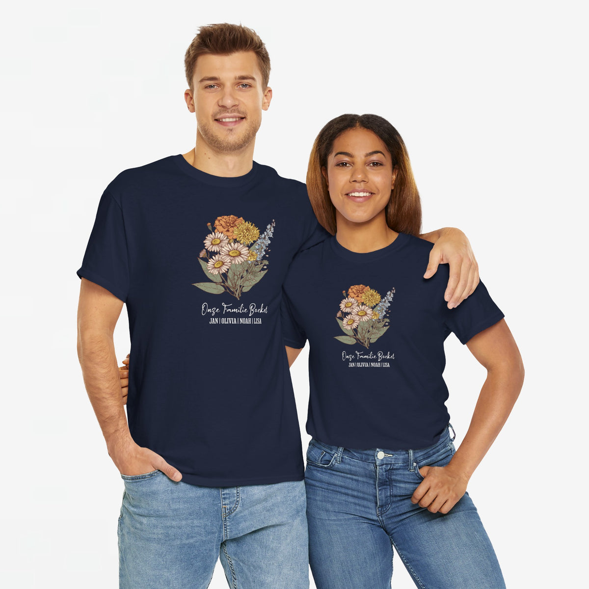 Donkerblauw t-shirt met bloemenillustratie en tekst, gedragen door twee personen